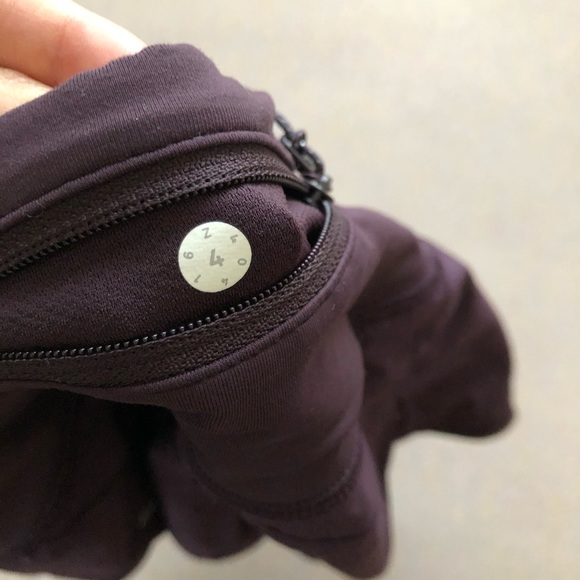 Lululemon black cherry run times short - Picture 4 of 5